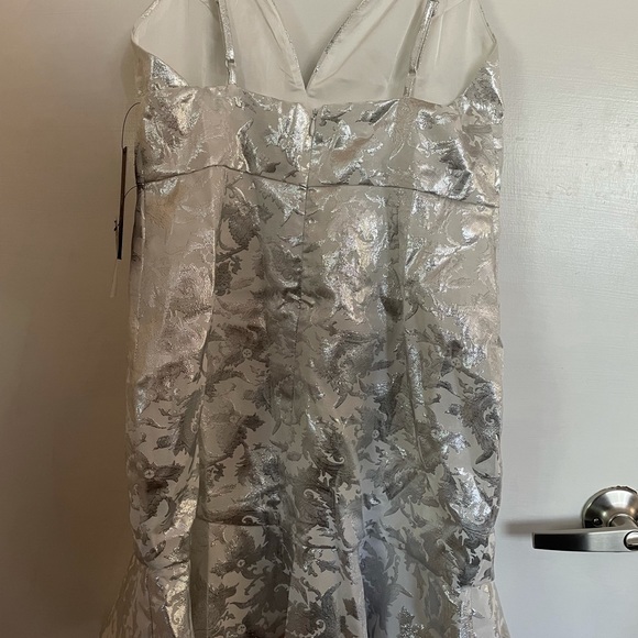 NWT Lulu’s silver flounce hem party dress, Medium - Picture 4 of 5